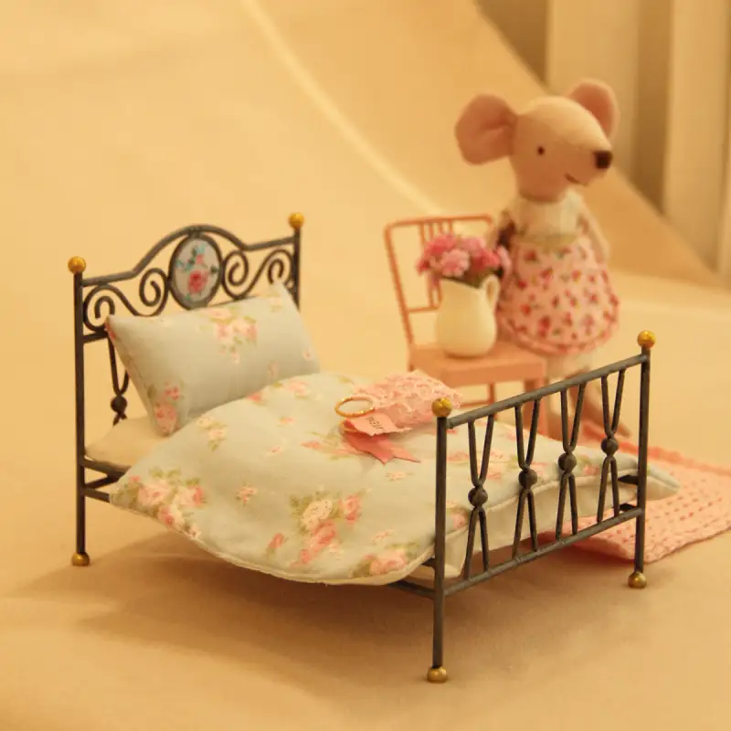 Letto in miniatura con stile retrò